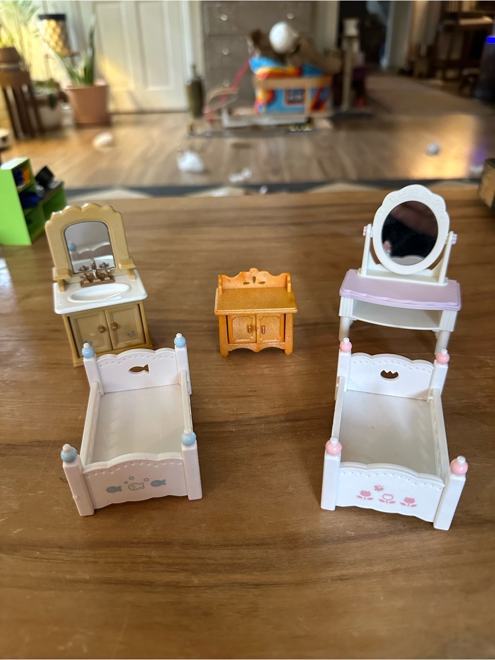 Sylvanian families mini furniture 2 beds, dresser, makeup table, sink